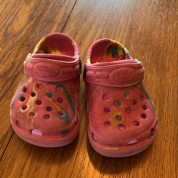 Size 6 baby crocs multi colored shoes - Picture 2 of 4